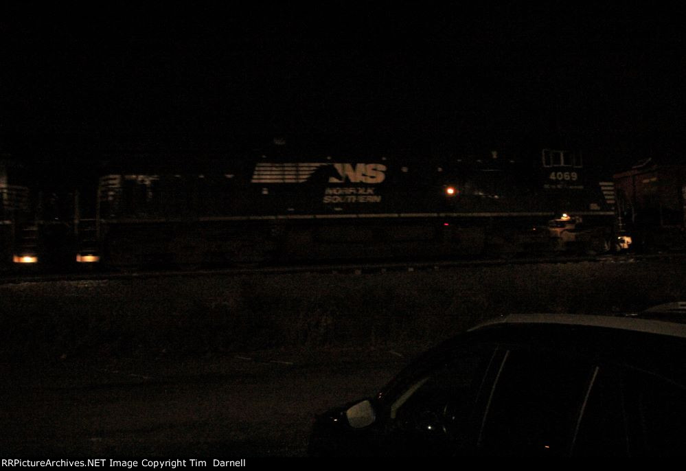 NS 4069 on 69M empty ballast train.
